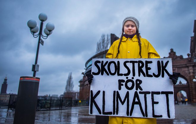 15-letna Greta Thunberg z napisom &raquo;Šolska stavka za podnebje&laquo; pred švedskim parlamentom.&nbsp;FOTO: Tt News Agency/Reuters