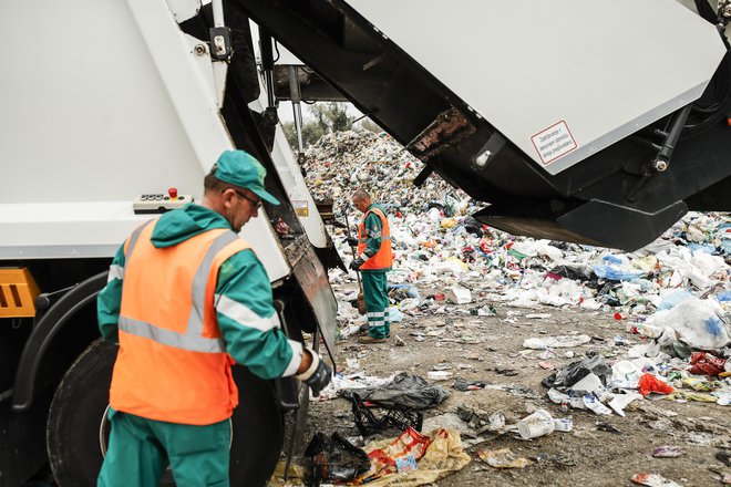 Kupi odpadne embalaže se krčijo, a do sistema je še dolga pot. FOTO: Uroš Hočevar/Delo