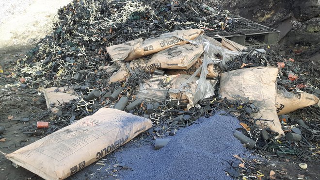 V Moravčah so odpadki zakopani na vodovarstvenem območju, kjer so tudi zajetja vode. FOTO: Ljudska iniciativa Moravče