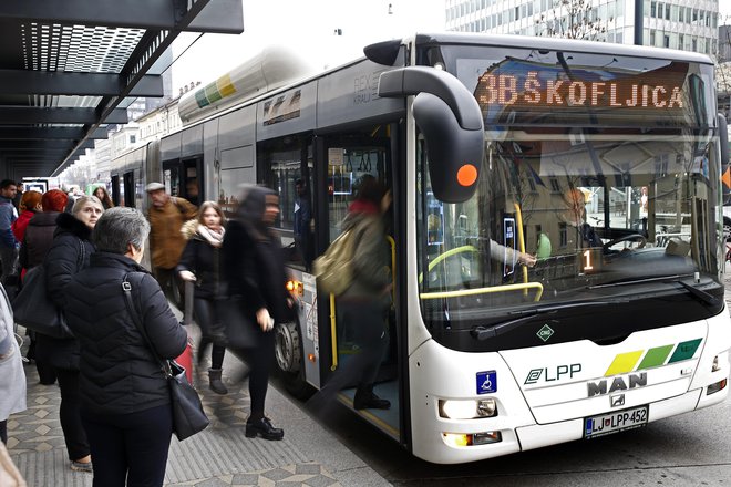 Med konci tedna je na mestnih avtobusih kar 90 odstotkov manj potnikov kot med tednom. FOTO: Blaž Samec/Delo