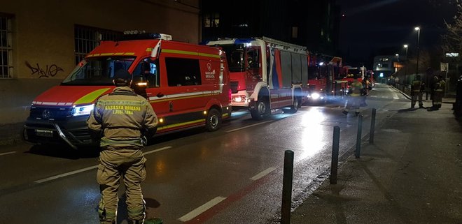 Gasilci Gasilske brigade Ljubljana so zaploskali pred infekcijsko kliniko. FOTO: Gasilska brigada Ljubljana/facebook&nbsp;