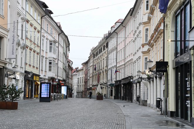Prazne ulice v Ljubljani dokazujejo, da ljudje večinoma spoštujejo odlok. FOTO: Marko Feist