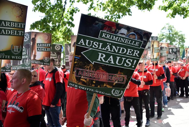 Demonstracije skrajno desne Tretje poti v Chemnitzu v Nemčiji leta 2018. Besede sovraštva lahko hitro preidejo v dejanja. FOTO: Matthias Rietschel/Reuters
