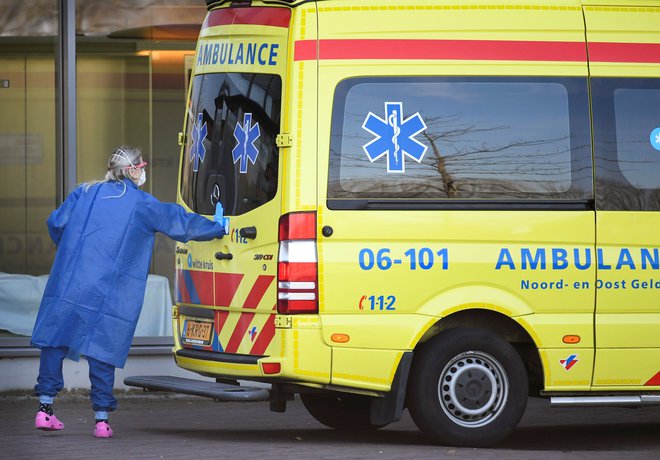 Prizor iz nizozemskega mesta Uden. Zasebne bolnišnice se otepajo pacientov, ki so zboleli za covidom 19. FOTO: Piroschka Van De Wouw / Reuters