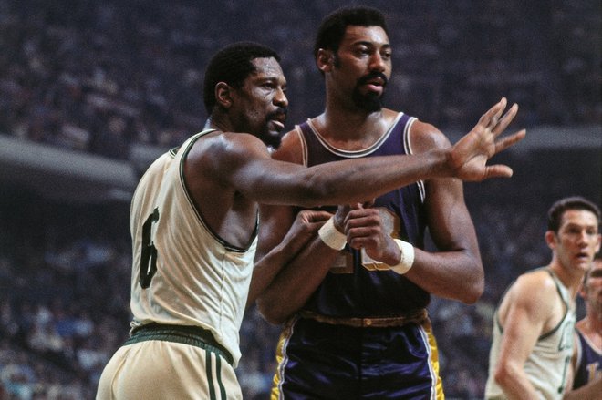 Wilt Chamberlain (desno) in Bill Russell (levo) sta bila epske bitke pod obroči in nad njimi. FOTO: Arhiv NBA