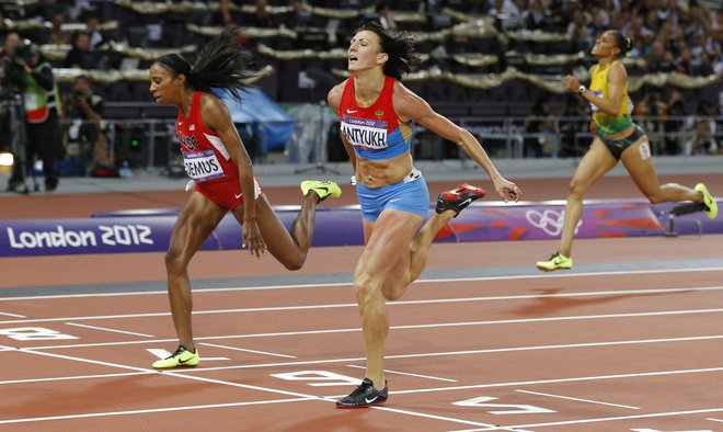 Natalija Antjuh je v finalu OI v Londonu ugnala Američanko Lashindo Demus (levo). FOTO: Reuters