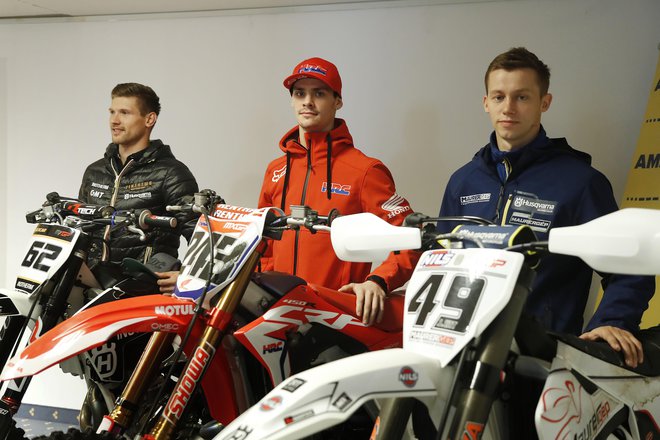 Tim Gajser (v sredini), Klemen Gerčar (levo) in Jernej Irt so v tej sezoni predstavljali slovenski motokros v elitnem MXGP. FOTO: Leon Vidic/Delo