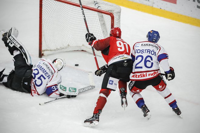 Tadej Čimžar je Tylerja Rimmerja na hrbet poslal dvakrat. FOTO: Uroš Hočevar/Delo