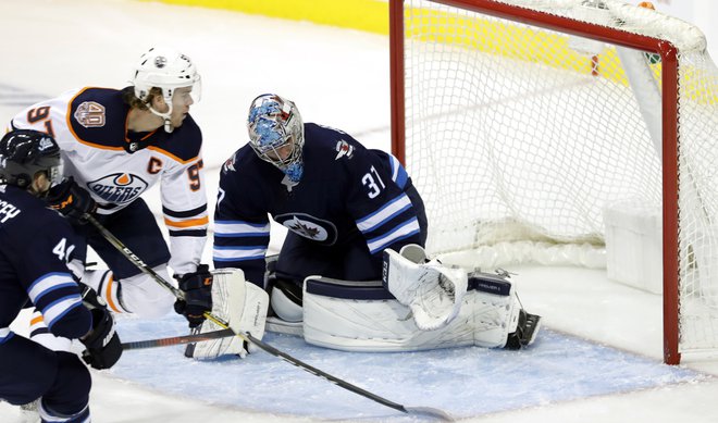 Connor McDavid je dosegel štiri točke, a vseeno končal rekordni niz. FOTO: Reuters