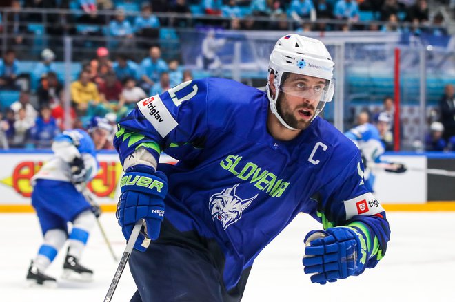 Slovenci se bodo za povratek med elito potegovali na domačem ledu, jim bo pomagal tudi Anže Kopitar? FOTO: Sportida