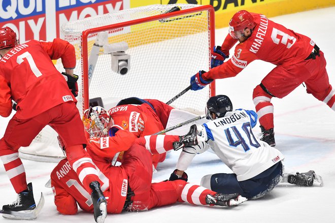 Pred ruskimi vrati je bilo pogosto velika gneča, potem ko so Finci napadali tudi z branilci. Petteri Lindbohm je bil med najbolj aktivnimi finskimi branilci. FOTO: AFP