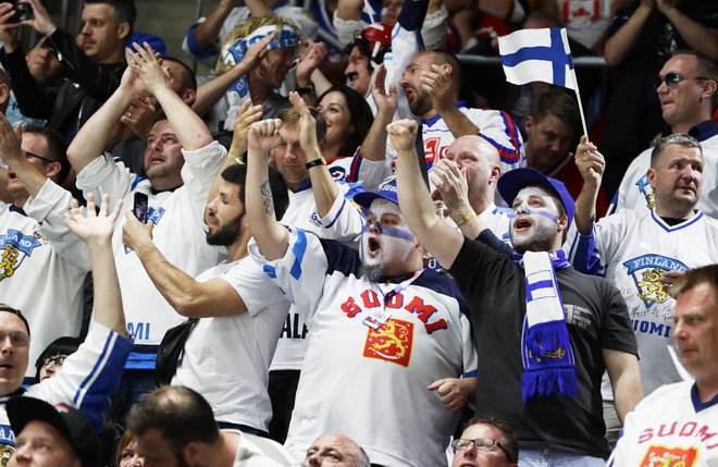 Finci so imeli v Bratislavi bučno podporo navijačev. FOTO: Reuters