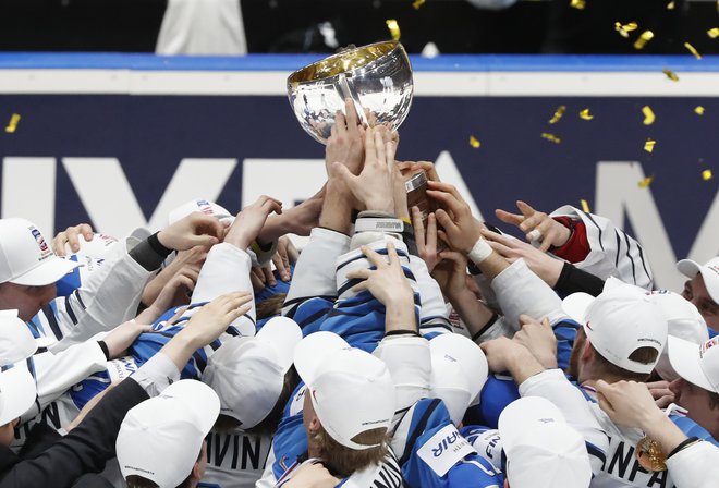 Finci so tretjič osvojili pokal za najboljšega na svetu. FOTO: Reuters