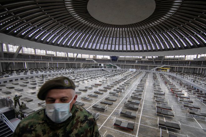 Srbija je veliko razstavišče v Beogradu napolnila s 3000 posteljami. Zdaj so med njimi že postavili pregrade. Foto Marko Djurica/Reuters