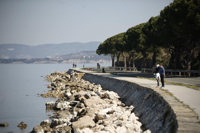 V soboto smo lahko opazili, da bolj kot odlok gibanje kroji lepo vreme. V turističnih središčih je bilo spet več ljudi. FOTO: Jure Eržen/Delo