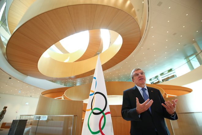 Thomas Bach je popustil pod pritiskom nacionalnih olimpijskih komitejev, športnikov, mednarodnih in nacionalnih športnih zvez ter drugih ter privolil v prestavitev olimpijskih iger. FOTO: Reuters