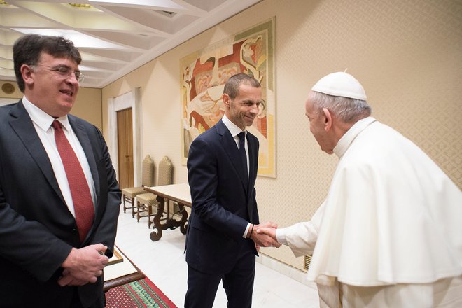 Aleksander Čeferin je med lanskim kongresom Uefe v Rimu srečal tudi papeža Frančiška, s katerim deli mnenje tudi v času bitke s koronavirusom. FOTO: Reuters
