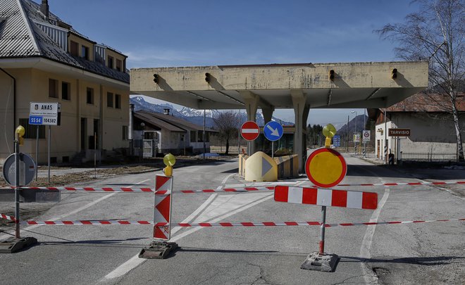 Manjši mejni prehodi kot je ta v Ratečah so zaprti. FOTO: Blaž Samec/Delo