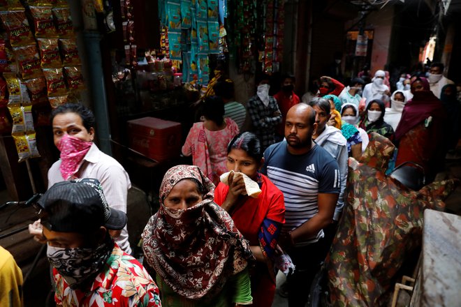 Pred karanteno so ljudje stali v vrsti za hrano&nbsp;... Foto: Reuters