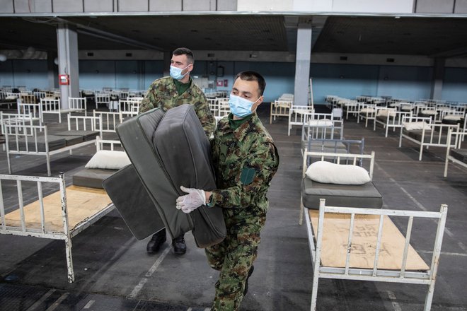 Srbski vojaki pripravljajo za bolnike s koronavirusom gospodarsko razstavišče v Novem Sadu. FOTO: Reuters