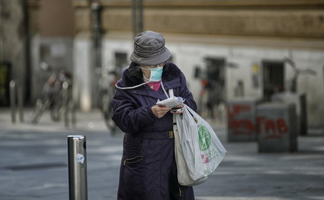 Solidarnostni dodatek za upokojence z manj kot 700 evri pokojnine bo od 130 do 300 evrov, za prejemnike socialne pomoči pa po 150 evrov na družinskega člana. Foto Blaž Samec