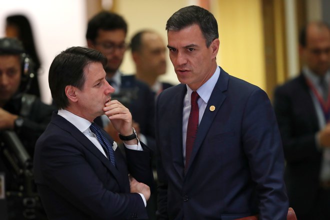 Italijanski premier <strong>Giuseppe Conte</strong> in njegov španski kolega <strong>Pedro Sánchez</strong> očitata bogatemu severu, da s svojim ravnanjem spodkopava EU. FOTO: Reuters