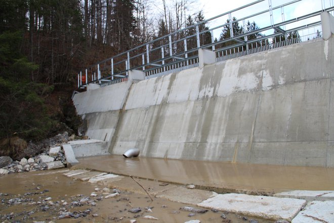 Betonska konstrukcija bo vrsto desetletij zagotavljala, da bo jezero polno vode. Foto Simona Fajfar