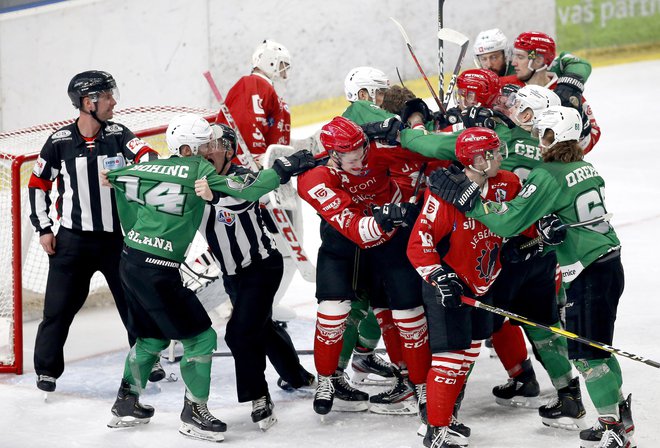 Ko bo slovenski hokej povsem zdrsnil na obrobje, bodo tudi pretepi prej gostilniški kot pravi fajterski. FOTO: Roman Šipić/Delo