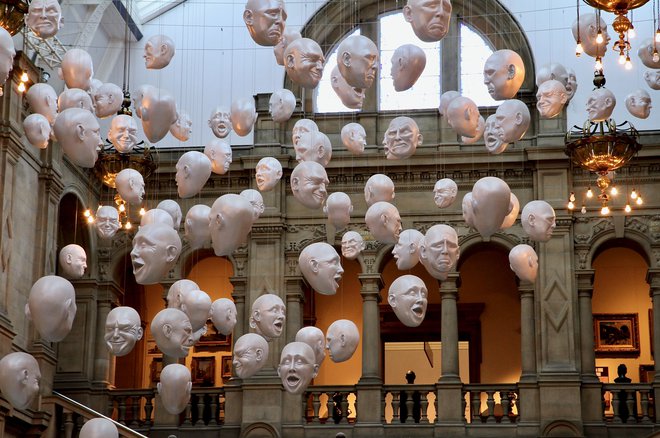 Instalacija <em>Floating Heads</em> Sophie Cave, muzej Kelvingrove, Glasgow. Foto Igor Bratož