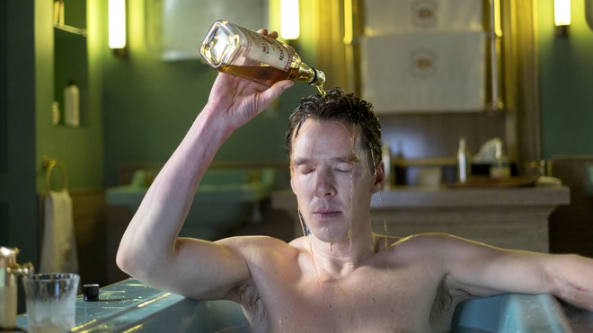 Benedict Cumberbatch v televizijski seriji <em>Patrick Melrose</em>, ki je nastala po romanu Edwarda St. Aubyna. Avtobiografija, odlično zapakirana v roman. Foto promocijsko gradivo
