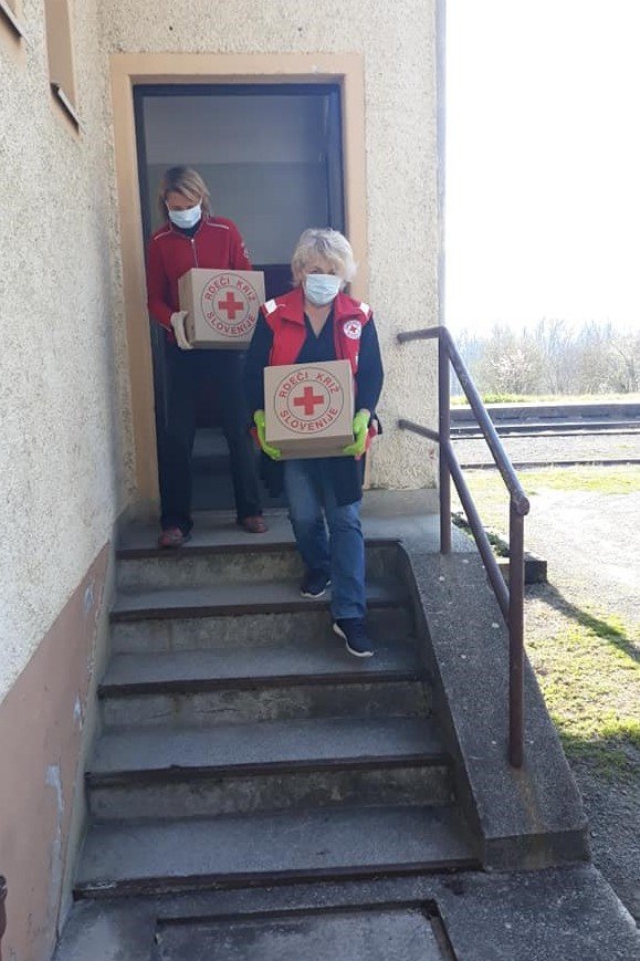 Prostovoljci so v prepoznavnih brezrokavnikih Rdečega križa, da ne prihaja do zlorab. Foto RK Metlika
