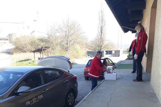 Starejše prostovoljce, ki spadajo v rizično skupino, so prosili, da ostanejo doma. Foto Rk Metlika