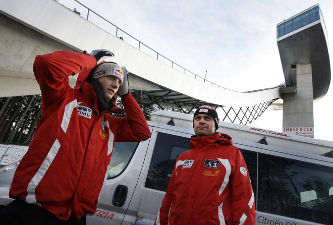 Andreas Widhölzl (desno) je novi glavni trener avstrijske reprezentance v smučarskih skokih. FOTO: Reuters