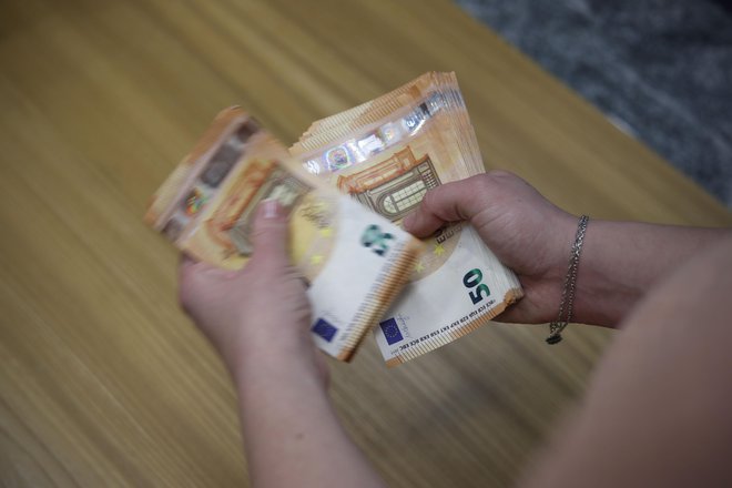 Finančna uprava je začela vračati dohodnino več kot 350.000 zavezancem. FOTO: Leon Vidic/Delo