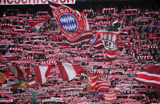 Navijači Bayerna si želijo, da bi njihovi ljubljenci osmo sezono zapored osvojili naslov nemškega prvaka. FOTO: Reuters