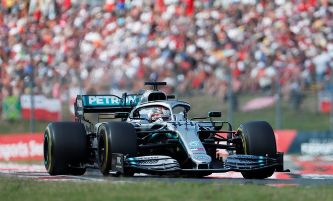 Lewis Hamilton se bo pognal v lov za ubranitev naslova svetovnega prvaka na junijski premieri sezone v Kanadi. FOTO: Reuters