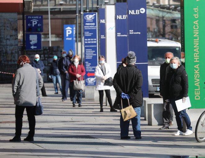 Poslanci bodo v četrtek po napovedih z nekaj popravki potrdili zakon za omilitev posledic epidemije novega koronavirusa za državljane in gospodarstvo oziroma tako imenovani megazakon. FOTO: Dejan Javornik