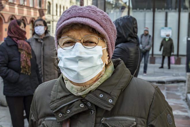 Neme podobe (tako vizualne kot tudi numerične) so zamenjale dejanske žrtve in junake vojne proti koronavirusu.&nbsp; FOTO: Voranc Vogel