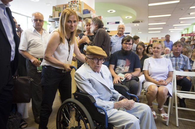 Tudi lani so se Pahorju, takrat 105-letniku, poklonili v Konzorciju. Na fotografiji z asistentko Vero Radić. FOTO: Voranc Vogel