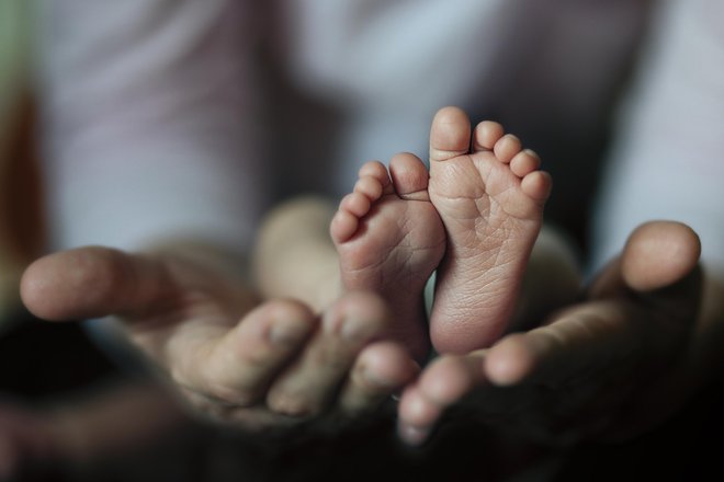 Mamica dva tedna starega novorojenčka je bila z obravnavo v ljubljanski porodnišnici zadovoljna. Pohvalila je skrb osebja in pozornost babic. Foto Dejan Mijović