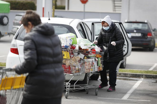 Embalaža živil in drugih izdelkov, ki jih prinesemo iz trgovine, je lahko onesnažena, zato previdnostni ukrepi doma niso zanemarljivi. Foto Leon Vidic