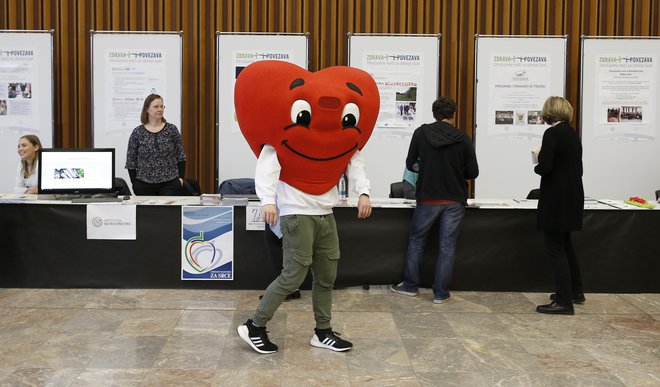 Priporočljivo je, da svojca, osebo z demenco, večkrat na dan pokličemo, se z njim prijazno pogovarjamo in ga prepričamo, da bomo namesto njega odšli v trgovino ali po podobnih opravkih. Foto Blaž Samec