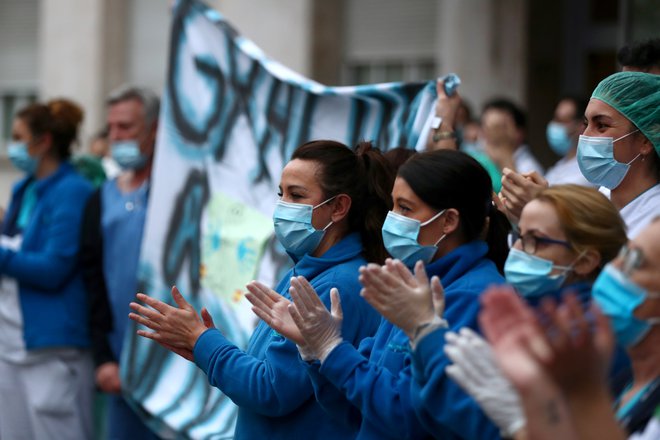 Zdravstveni delavci so hvaležni za podporo, ki jo v teh dneh dobivajo, a so opozorili, da nujno potrebujejo zaščitno opremo in boljšo organizacijo. Foto: Reuters