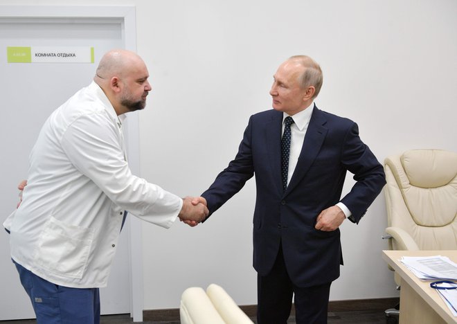 Ruski voditelj Vladimir Putin se je z zdravnikom Denisom Procenkom srečal šest dni prej, preden so odkrili, da je tudi glavni ruski strokovnjak za boj proti pandemiji okužen s koronavirusom. Foto: AFP