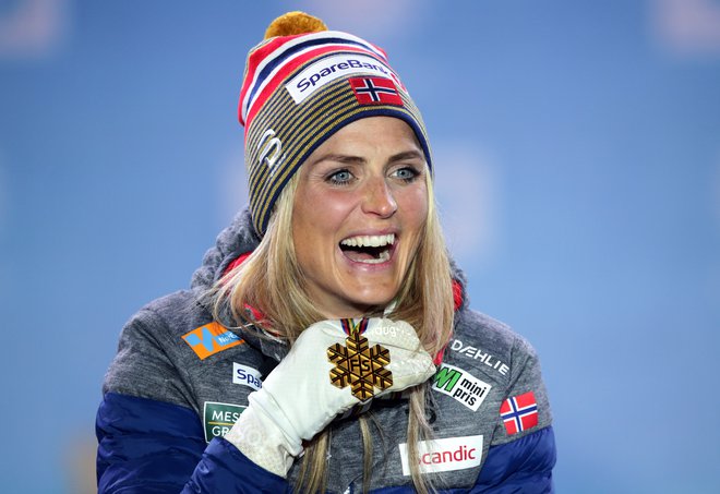 Therese Johaug se je takole veselila ene od treh zlatih kolajn, ki si jih je februarja letos pritekla na nordijskem SP v Seefeldu. FOTO: Reuters