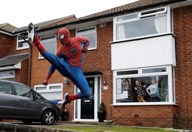 V Stockportu Anglež Jason Baird oblečen v Spidermana med vsakodnevno vadbo razveseljuje lokalne otroke. FOTO: Phil Noble/Reuters<br />
&nbsp;