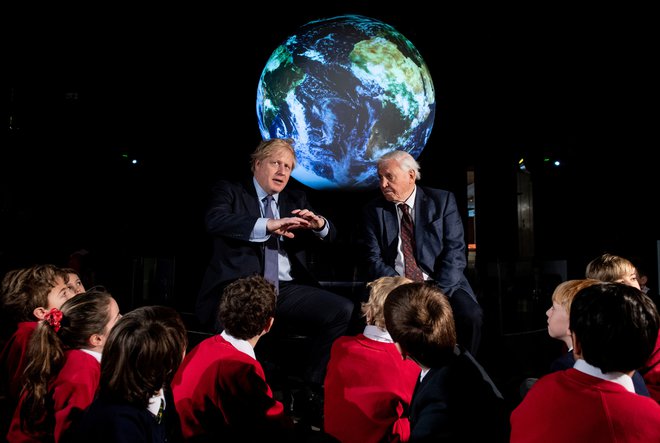 Britanski pemier Boris Johnson in avtor dokumentarcev David Attenborough v pogovoru z otroki o COP26. Foto: Reuters