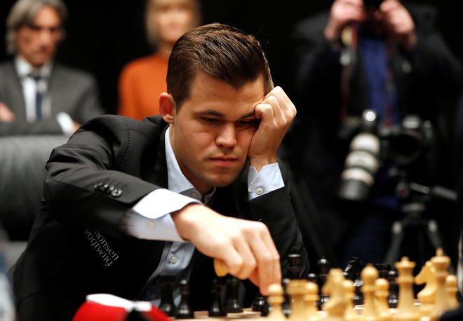 Magnus Carlsen se bo potil za 64.000 evrov glavne nagrade. FOTO: Reuters