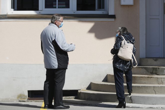 V Skupnosti socialnih zavodov Slovenije opozarjajo, da domovi za starejše niso usposobljeni in opremljeni za zdravljenje velikega števila obolelih s covidom-19. FOTO: Leon Vidic/Delo