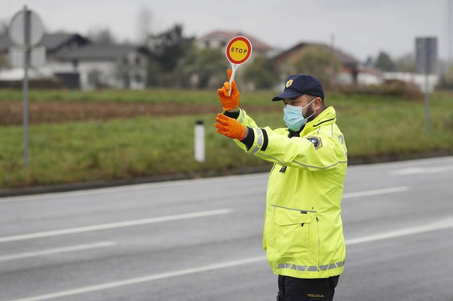 Policija je napovedala, da bo konec tedna iskala kršilce odloka o prepovedi gibanja zunaj občin in zbiranja na javnih površinah. Foto Leon Vidic/Delo